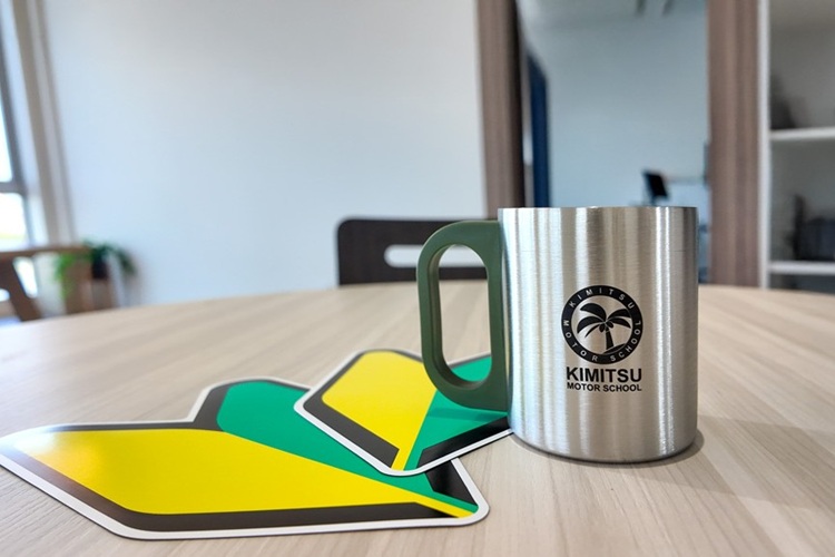 晴れて卒業されましたら、オリジナルマグカップと初心者マークをプレゼント！