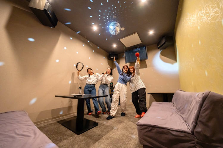 宿舎内のカラオケ利用がお一人様３０分無料！（４名で利用すると２時間無料！）＆コミックルーム無料！※写真はカラオケルーム